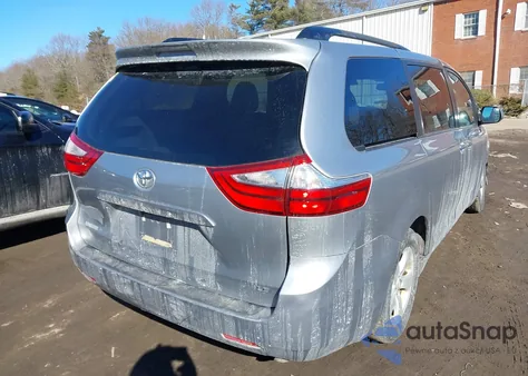2017 Toyota Sienna Le 8 Passenger z USA, uszkodzony, nr VIN 5TDKZ3DC2HS813112